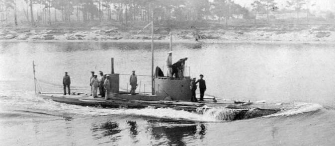 Подводная лодка Сиг уходит на учения Либавский канал 1910е гг два фото - фото 161