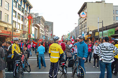 Канада 2010 Полиция Ванкувера ближе к народу на велосипедах Канада 2010 - фото 50