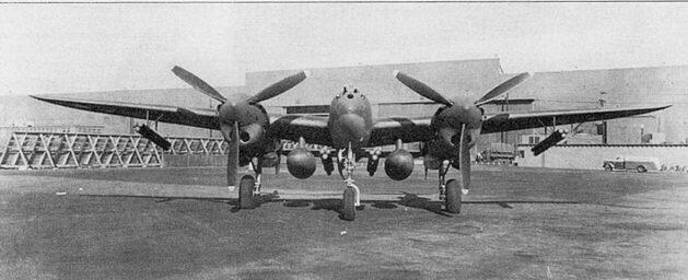 P38F на заводском аэродроме фирмы Локхид Под крылом висят экспериментальные - фото 66