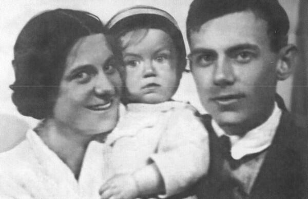 Зинаида Ермолаевна Евтушенко и Александр Рудольфович Гангнус с сыном Женей - фото 9