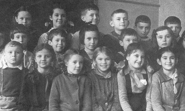 Зиминский первоклассник Евгений Евтушенко третий слева в верхнем ряду 1941 - фото 15