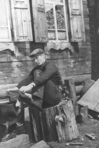Поэт у родного зиминского дома 1954 г С Владимиром Соколовым во дворе - фото 22