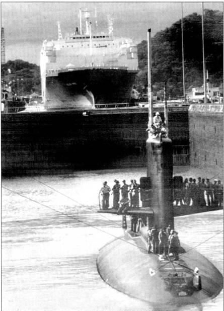Шарк проходит Панамским каналом 11 ноября 1989 г На заднем плане судно - фото 42