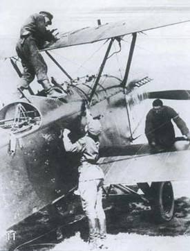 11 Подготовка к полетам 12 Экипаж Р5 к полету готов В 1931 г - фото 13
