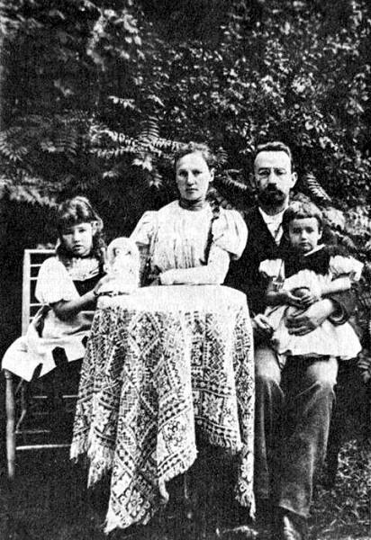 Елена Сергеевна Булгакова справа с родителями и сестрой Ольгой Было в - фото 2