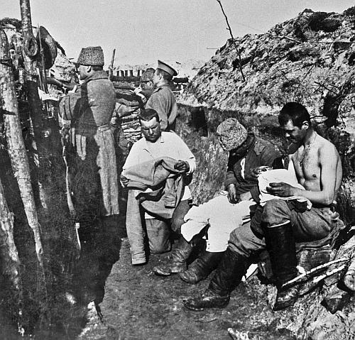 В перерывах между боями В 1917 г броневик в Петрограде был самым популярным - фото 24