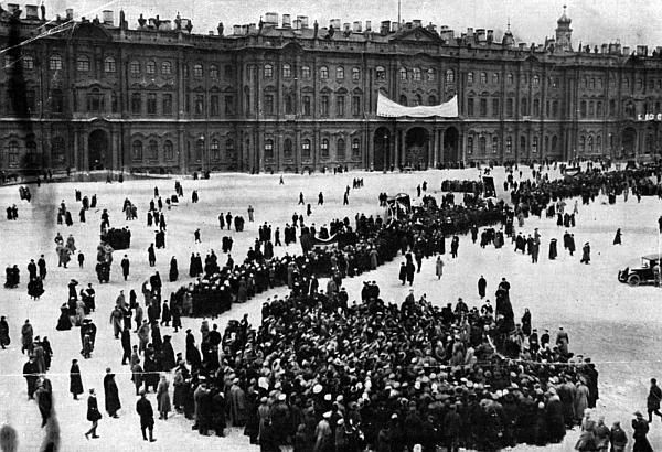 В 1917 г манифестации были любимым занятием жителей обеих российских столиц - фото 31