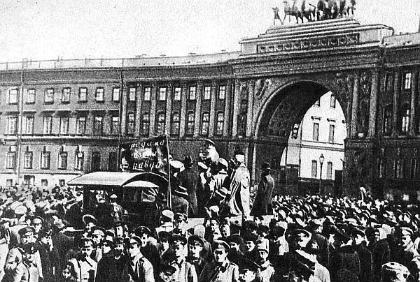 У киоска газеты Правда в 1917 г Пока большевики готовили свержение - фото 47