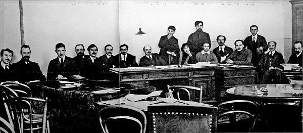 Ленин среди членов первого советского правительства Начало Июльского - фото 50