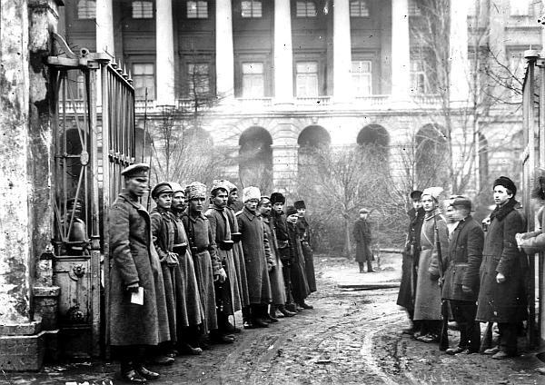 В здании Смольного института благородных девиц в Петрограде в 1917 г - фото 53