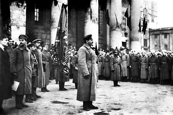 Главной задачей большевиков после завоевания власти стало ее сохранение - фото 55