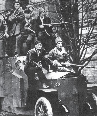 По мере приближения к Октябрю большевикам потребовались броневики для отпора - фото 56