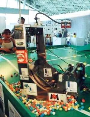 В иностранном разделе выставки ребята из Франции представили модель робота - фото 6