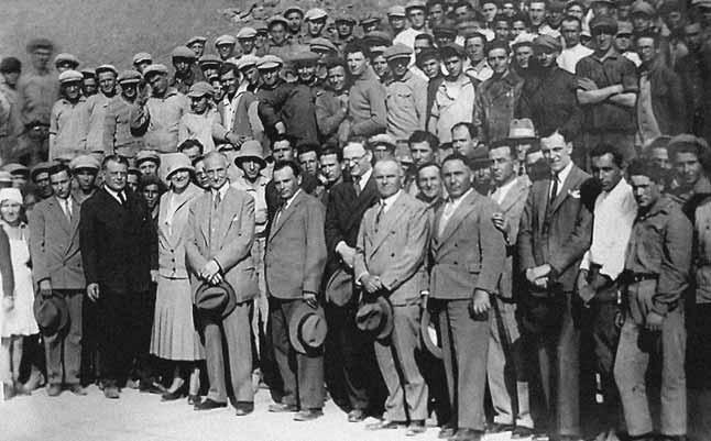 Рутенберг третий слева со служащими и рабочими электрической компании 1934 - фото 32