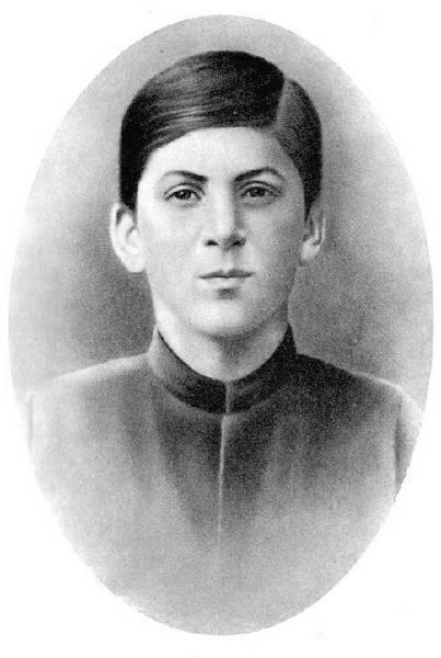 Иосиф Джугашвили в семинарии 1894 г Сталин рос в обстановке насилия В Гори - фото 1