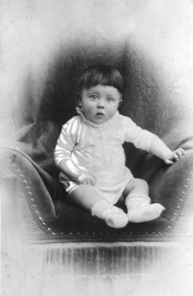Адольф Гитлер в младенчестве 18891890 гг В 1894 г у Адольфа появился брат - фото 1