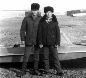 На берегу Амура я слева с другом и одноклассником Женькой Михайловым - фото 3