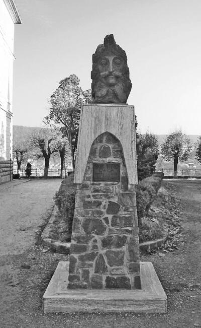 Памятник Владу Цепешу в Сигишоаре Он потерял трон в 1462 году и свергнутый - фото 3