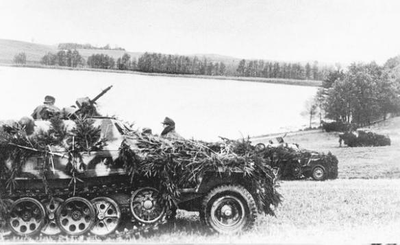 Two Sd Kfz 2511 ausf D on the bank of the Weichel in the summer of 1944 The - фото 2