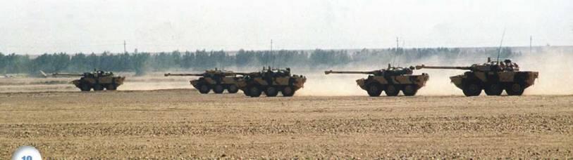 Французские разведывательные машины AMX10RC следуют через пустыню Январь 1991 - фото 10