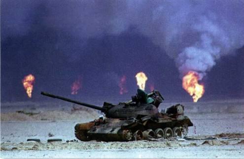 Уничтоженный иракский танк вблизи пожаров на нефтяных скважинах во время войны - фото 11