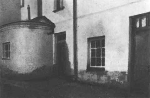 Дом Ипатьева со двора Дверь слева ведет во двор из верхнего этажа дверь - фото 70