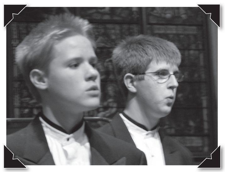 Мэтт слева в своем смокинге Общее выступление хоров Эмебайл Парни - фото 1