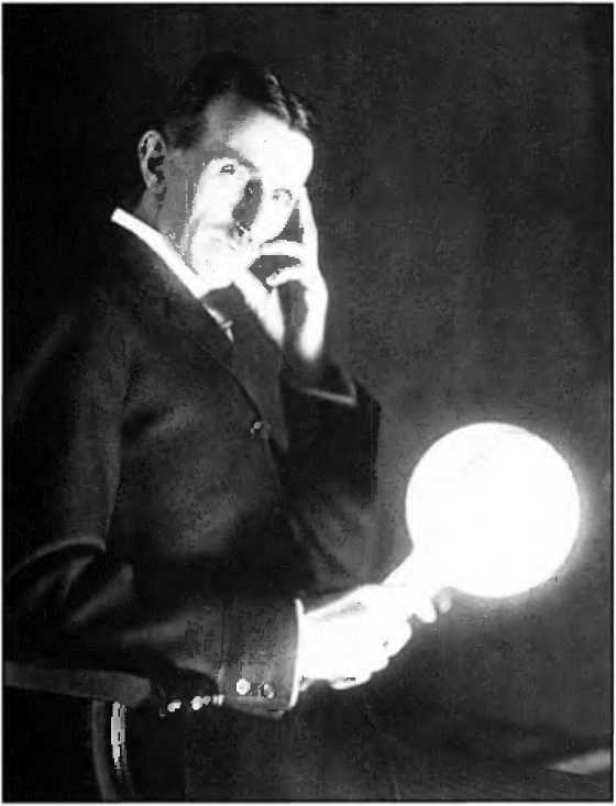 Выдающийся американский изобретатель Никола Тесла 18561943 с люминесцентной - фото 1