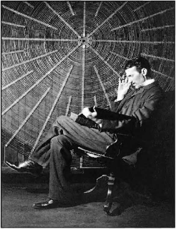 Тесла возле одного из самых знаменитых своих изобретений катушки Теслы - фото 3