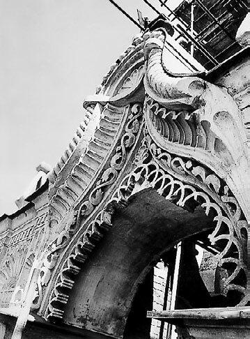 Фрагмент белокаменного декора Спасской башни Выполнен в стиле тюдор - фото 7