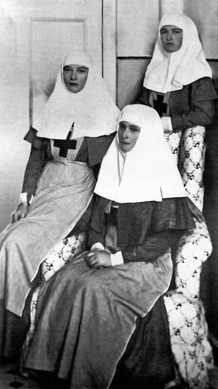 Императрица Александра Федоровна сидит в кресле со старшими дочерьми великими - фото 26