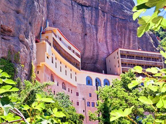 Монастырь Мега Спилео Великая Пещера является значительным центром не только - фото 14