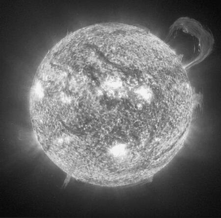 Солнце от случая к случаю взрывается теряя десятки миллиардов тонн вещества　 - фото 1