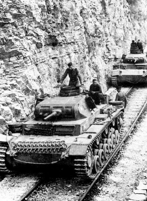 Колонна танков PzIII AusfE из состава 2й танковой дивизии движется по - фото 8