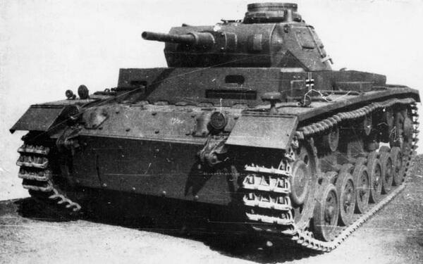 PzIII AusfF перевооружённый 50мм пушкой Кроме нового орудия на этой - фото 10