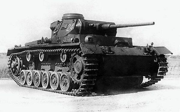 PzIII AusfJ во время испытаний на НИБТПолигоне в Кубинке под Москвой 1946 - фото 18