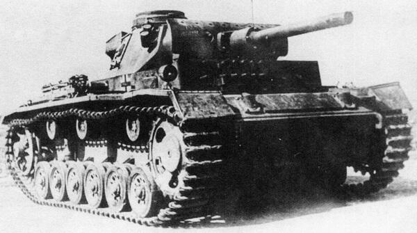Огнемётный танк PzIII Fl по внешнему виду был почти неотличим от линейной - фото 25