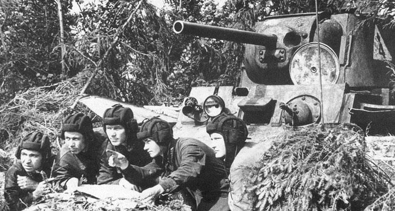 Тяжелый танк КВ1 на замаскированной боевой позиции Брянский фронт лето 1942 - фото 4
