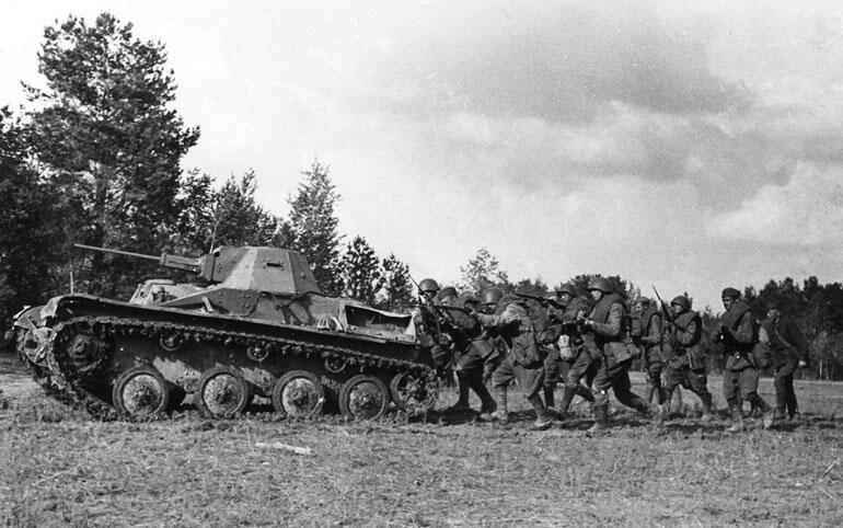 Легкий танк Т60 и стрелковое отделение на учебных занятиях по отработке - фото 5