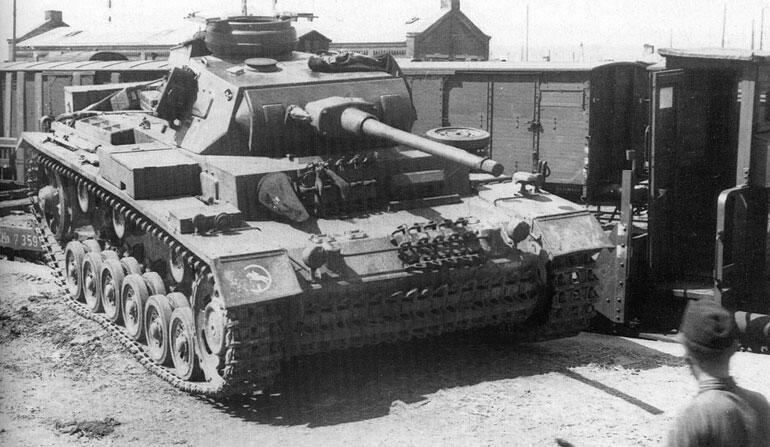 Выгрузка танков PzIII AusfJ 24й танковой дивизии 4я танковая армия - фото 7