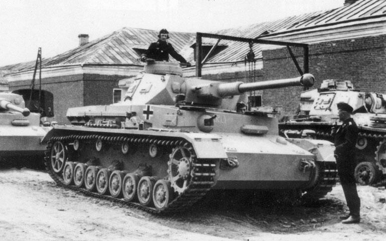 Танки PzIV AusfF2 На эти новенькие только что переданные войскам машины еще - фото 9