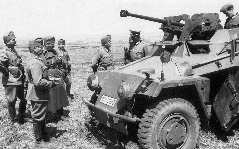 Румынские офицеры осматривают немецкий бронеавтомобиль SdKfz221 вооруженный - фото 15