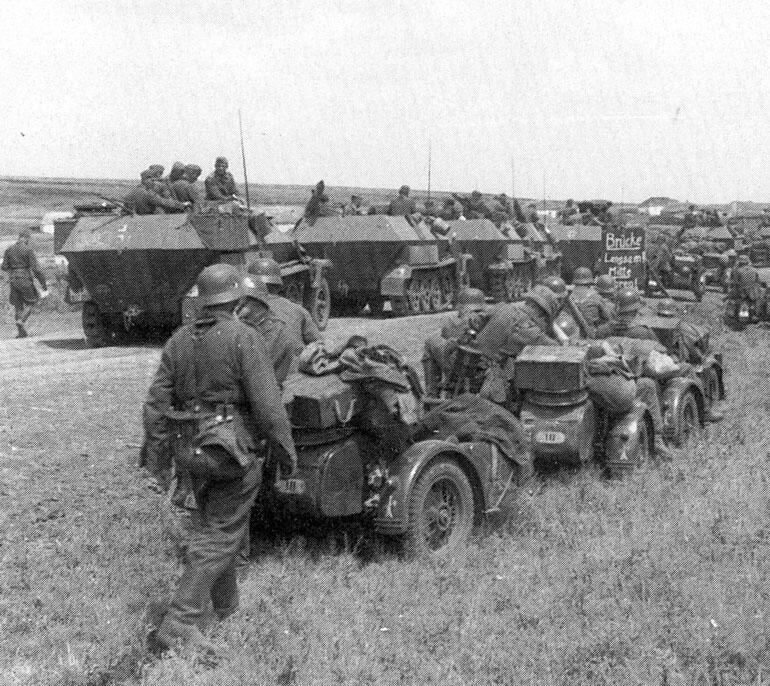 Бронетранспортеры SdKfz251 и мотоциклы 23й танковой дивизии на марше Южнее - фото 22