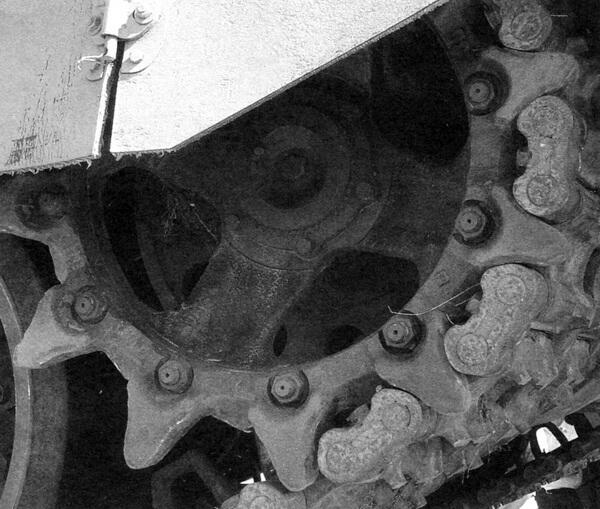 Ведущее колесо танка над ним защитные экраны ходовой части с соединительным - фото 17