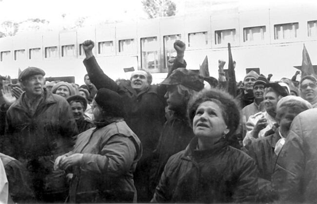 Митинг у Дома Советов 250993 Фотограф Таболин В И Фото предоставлено - фото 3