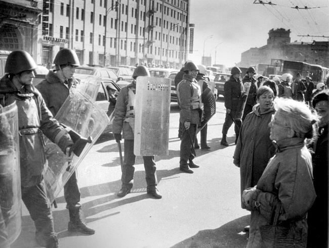 Оцепление на Смоленской площади 2 октября 1993 года Фото предоставлено - фото 9