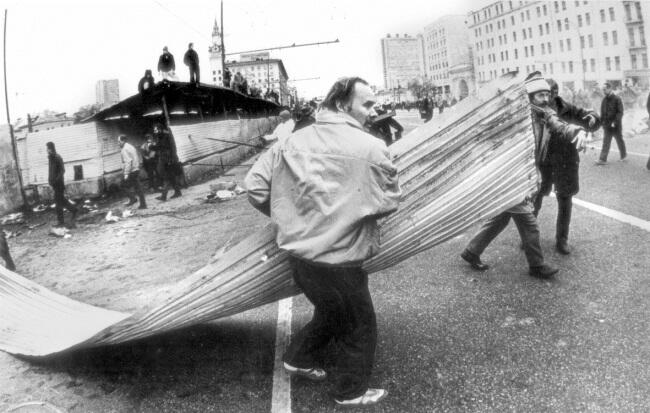 Строительство баррикады на Смоленской площади 2 октября 1993 года Фотограф - фото 10