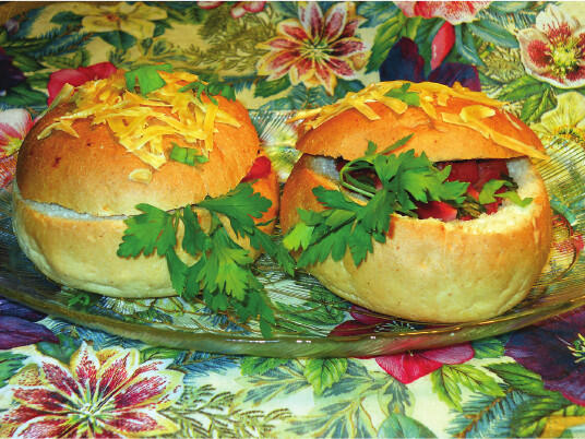 Запеченные булочки с колбасой яйцами помидорами сыром и зеленью - фото 3