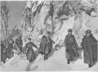Советская пехота в Карпатах Бой за горное село Орудийный расчет старшины - фото 37