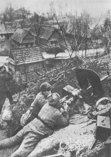 Бой за горное село Орудийный расчет старшины Данилова на огневой позиции - фото 38